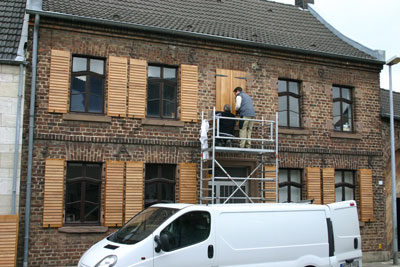 Montage der neuen Fensterläden, Frühjahr 2010