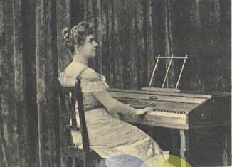 Mary Wurm am Virgil Practise Piano, Postkarte ca. 1900