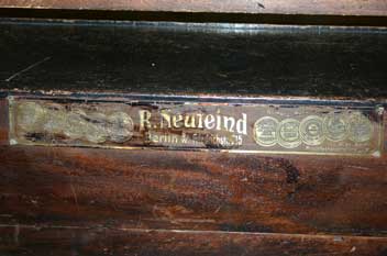 Pedalklavier R. Neufeind. Prägeschild Korpus vorne