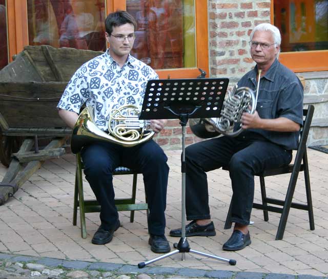 Das Hornduo Vitalis & Vitalis musiziert 6 echos pours deux cors von Johann Nisle im Hof von Haus Eller