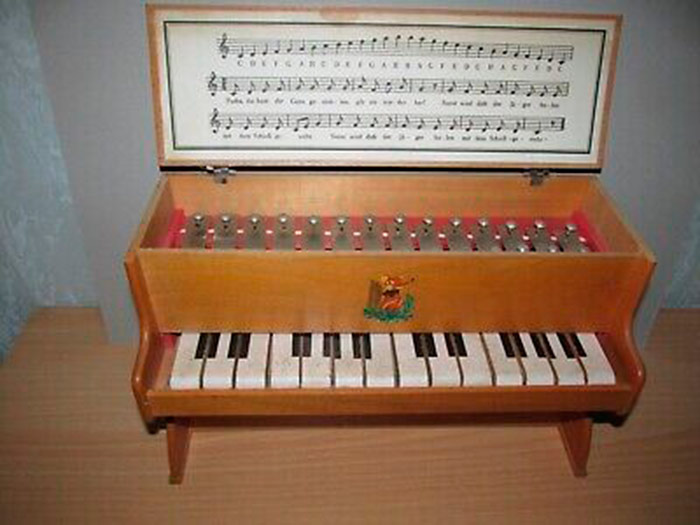 Kinder-Klavier aus DDR-Produktion