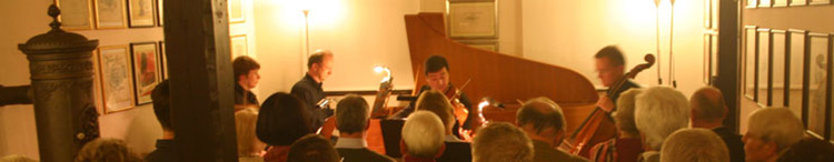 Mitglieder der Duisburger Sinfoniker (Streichtrio) und Rolf-Hennig Scheifes, Mozart-Hammerflügel
